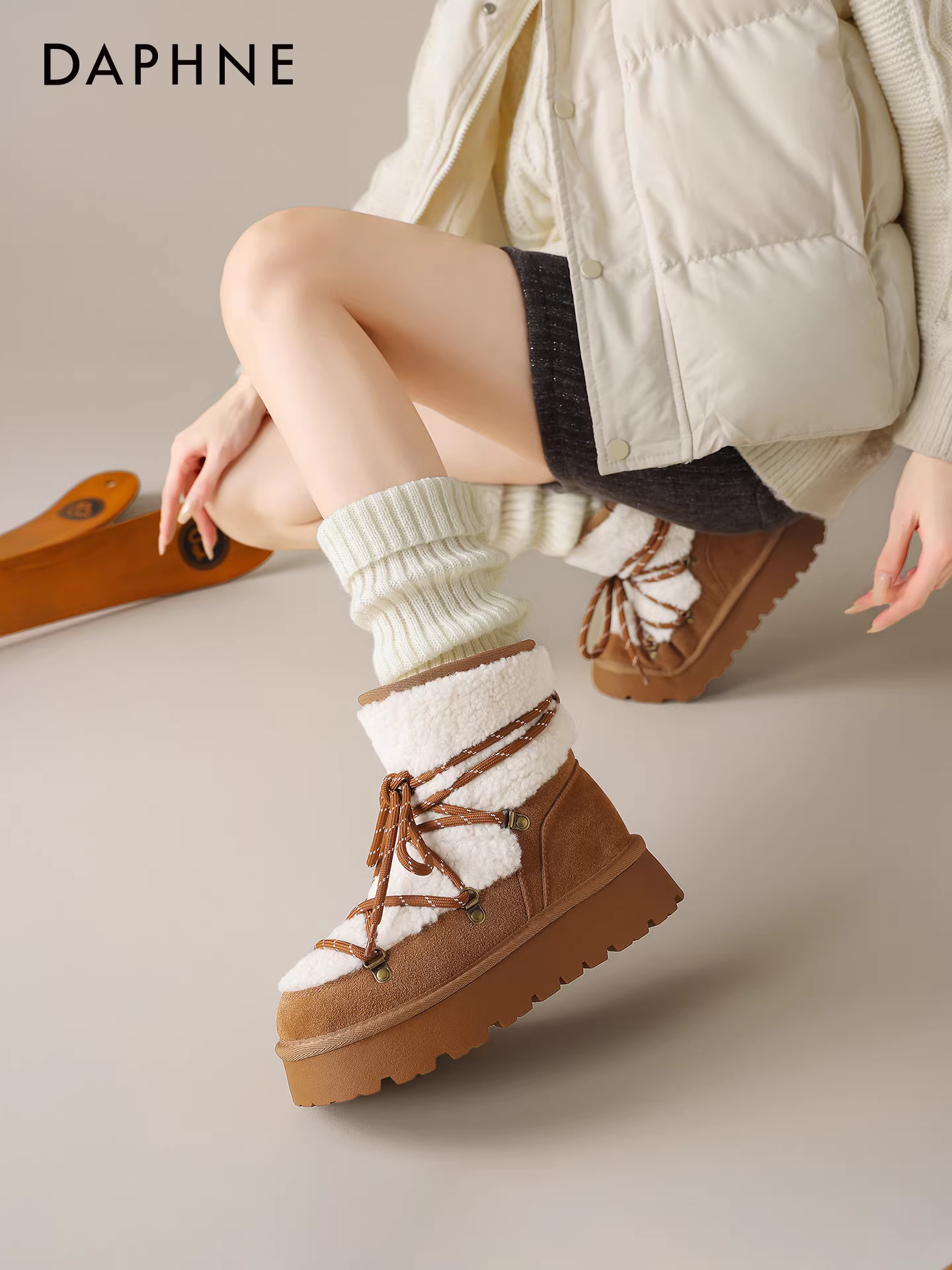 Giày bốt tuyết đế dày Daphne dành cho nữ 2025, mẫu mới mùa đông, bốt ngắn lót lông, bốt bông Đông Bắc, giày bông giữ ấm