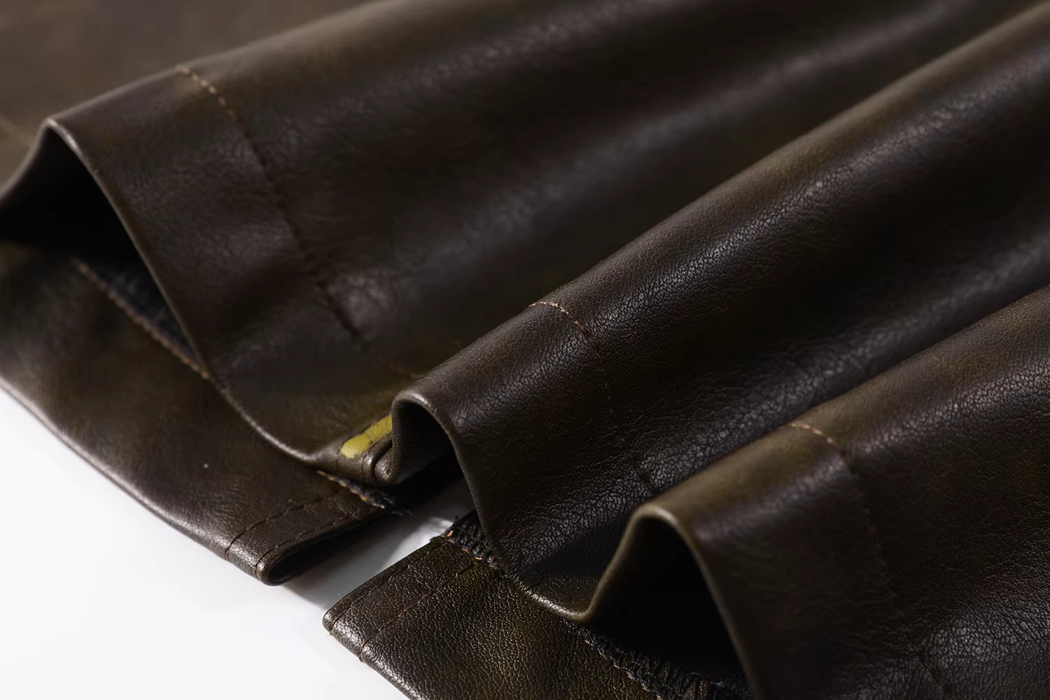 Chân váy bút chì dài xẻ tà màu nâu cổ điển nữ 2025 kiểu mới thu sang trọng cao eo tôn dáng dáng chữ A chất liệu giả da