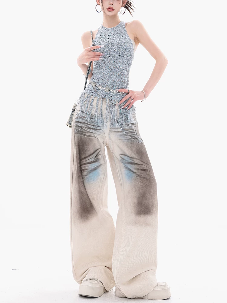 ABWEAR ra mắt - quần jeans nhuộm tie-dye dày dặn, chất liệu bền chắc dành cho nữ, kiểu dáng rộng rãi và thoải mái, quần ống rộng thẳng.