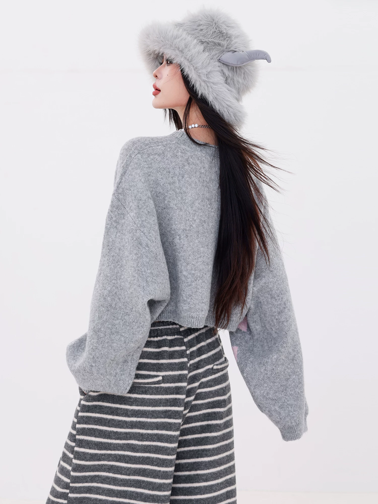 Áo len chui đầu cổ tròn in chữ phong cách lười biếng mùa đông ABWLR Snow Melting Song - Áo len dệt kim ngắn rộng rãi mùa thu đông dành cho nữ.