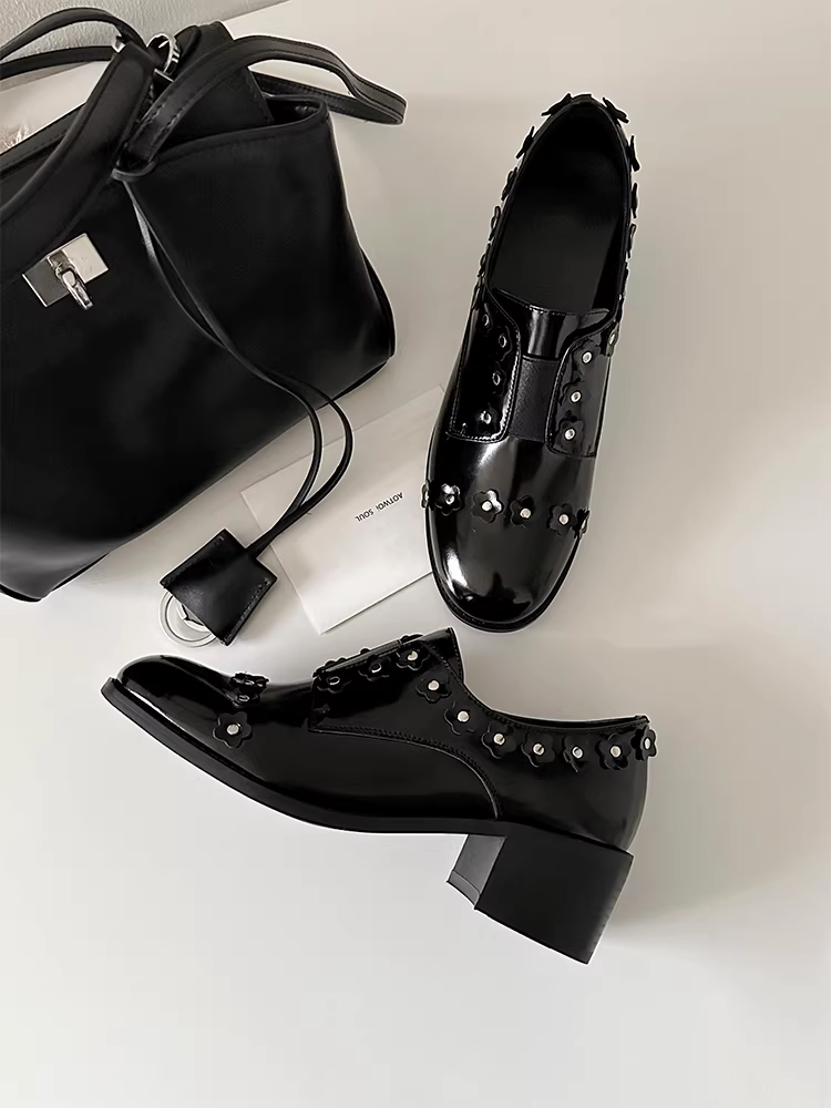 Phiên bản da cừu ~ Giày lười kiểu đại học cắt sâu bằng da sáng chế của Pháp dành cho nữ, giày da nhỏ có gót dày kiểu Anh có họa tiết hoa kiểu Anh