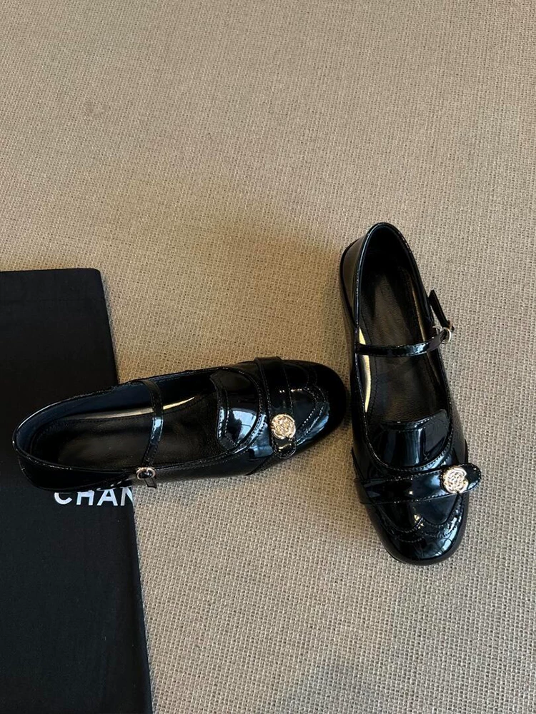 Giày Loafer Mary Jane kiểu Pháp màu đen mới, chất liệu da cừu, kiểu dáng hoa trà, dành cho nữ, có đế nâng chiều cao ẩn, mũi tròn, quai đơn.