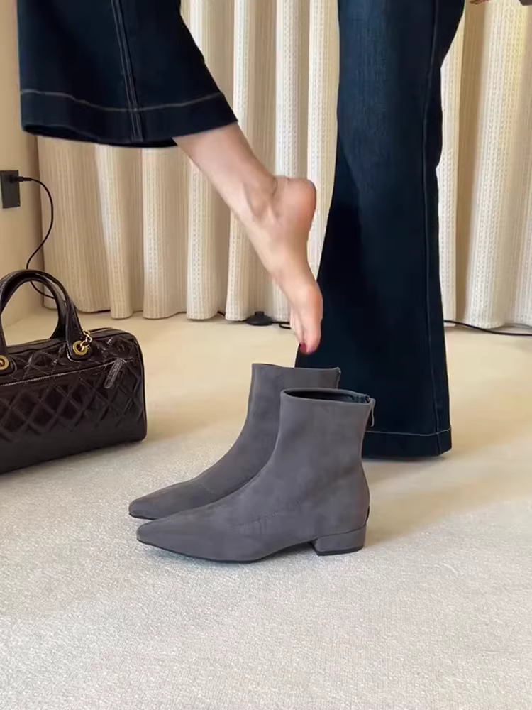 Phiên bản da bò ~ Giày bốt đế bằng mũi nhọn kiểu Pháp dành cho nữ, giày bốt đơn giản có khóa kéo phía sau bằng da lộn cao cấp