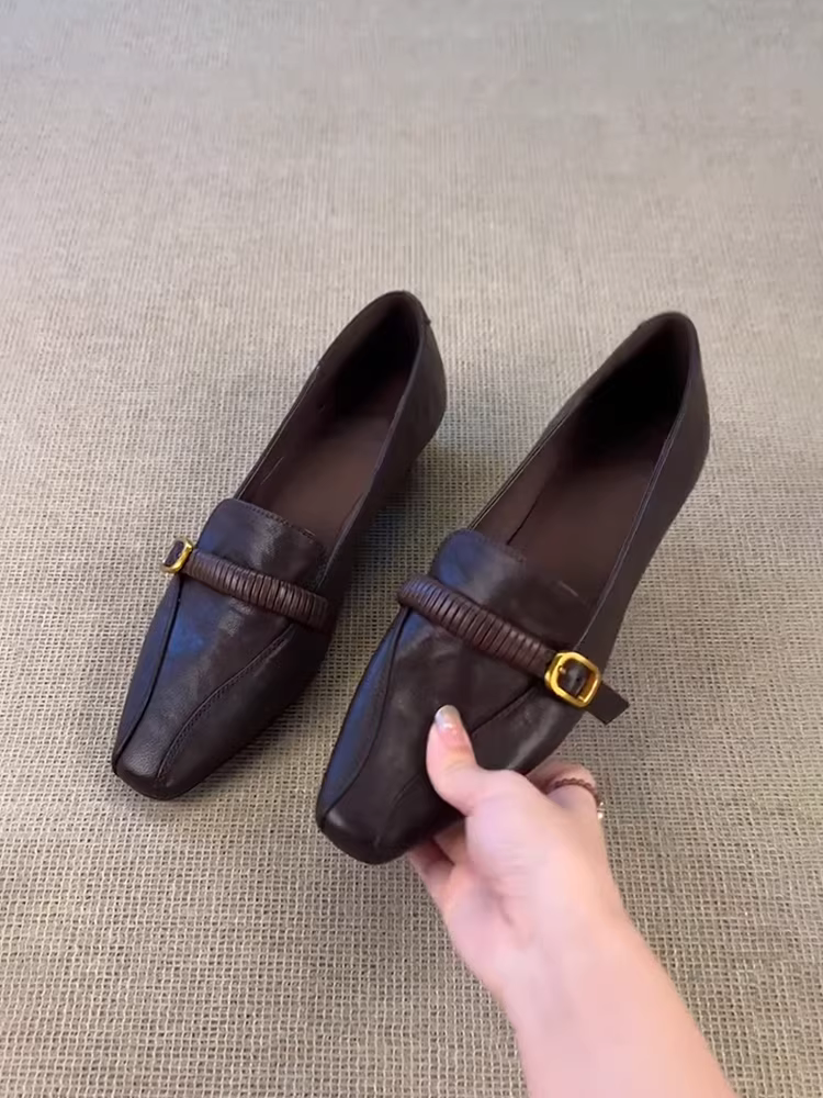Phiên bản da cừu ~ Giày đế vuông mũi vuông kiểu cổ điển của Pháp, thiết kế mới lạ với kiểu dáng giày lười có khóa thắt lưng.