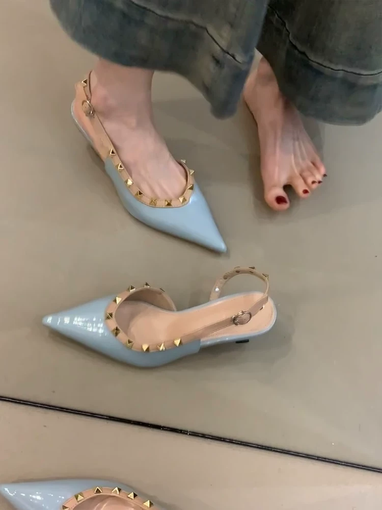 Phiên bản da cừu ~ Giày sandal nữ kiểu tiên nữ dịu dàng kiểu Pháp thanh lịch, giày cao gót mũi nhọn bằng da sáng bóng có đinh tán, mũi kín
