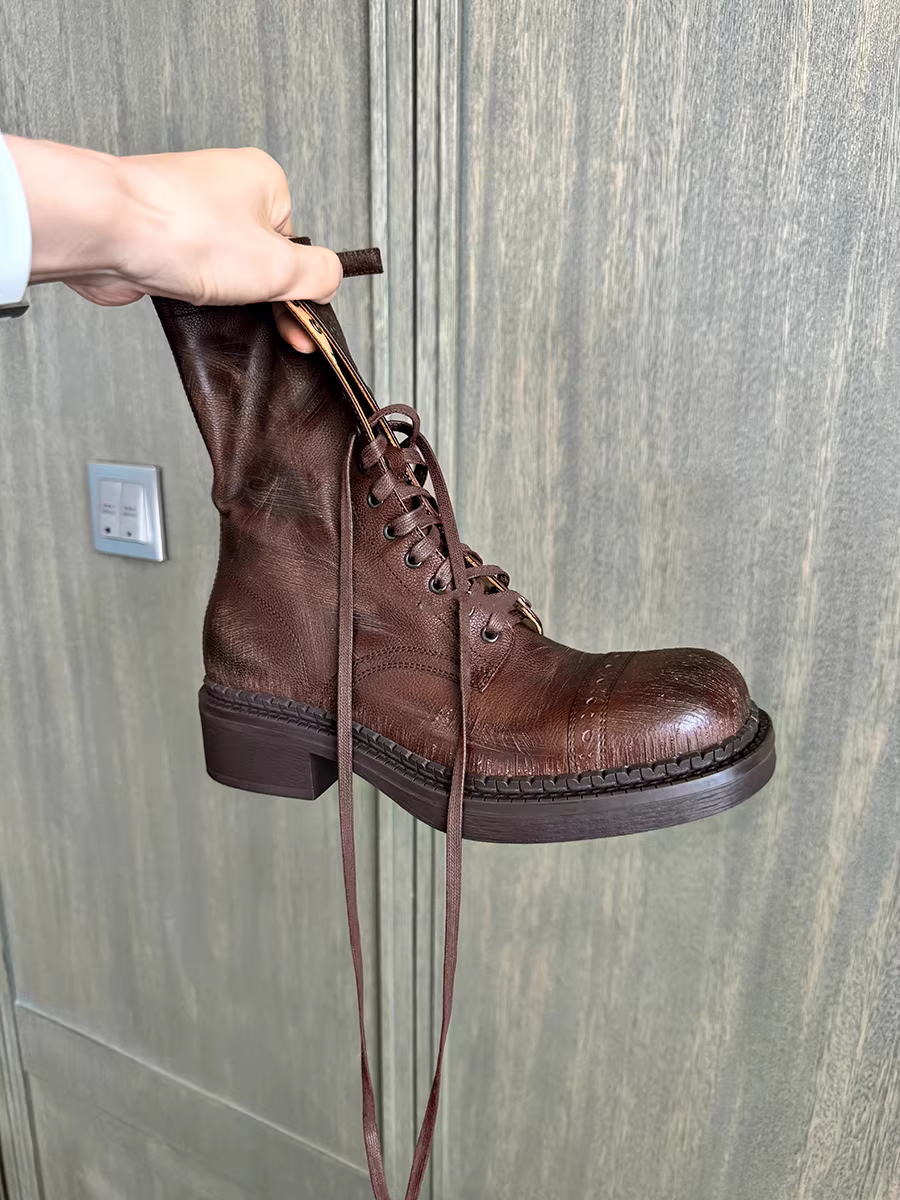 Phiên bản da bò~ Giày bốt cổ ngắn kiểu Anh cổ điển chạm khắc dành cho nữ, mũi tròn, khóa kéo bên hông, buộc dây, đa năng, kiểu dáng thon gọn, kiểu Martin