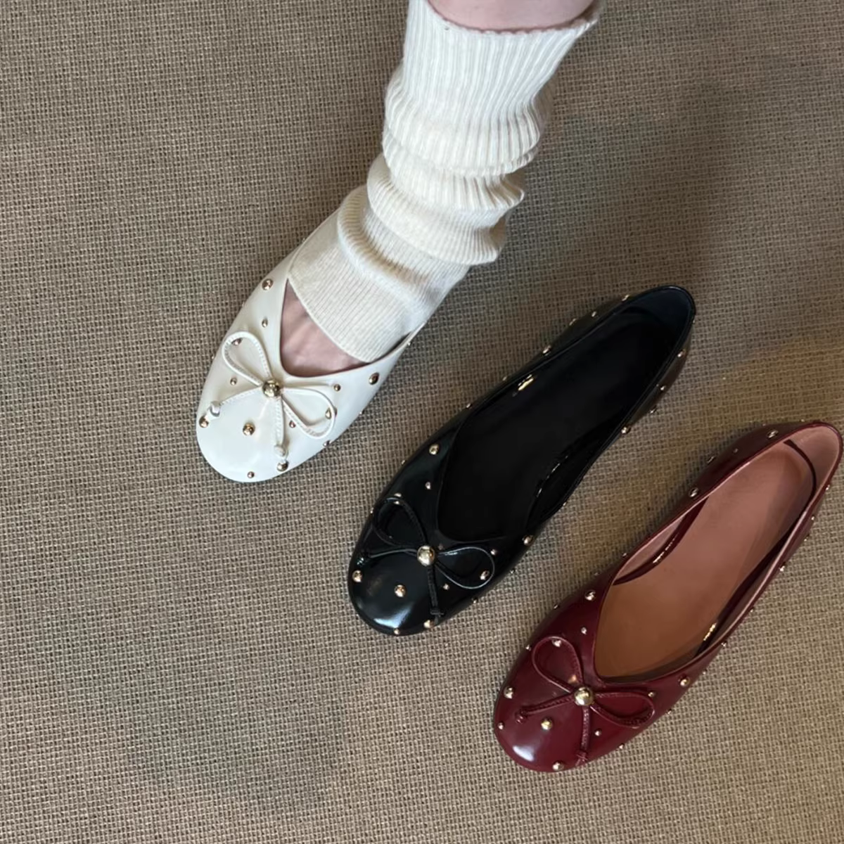 Phiên bản da cừu ~ giày đế bằng miệng nông thời trang và đơn giản có nơ và đinh tán, giày nữ đế bằng bằng da thật, giày lười kiểu slip-on.