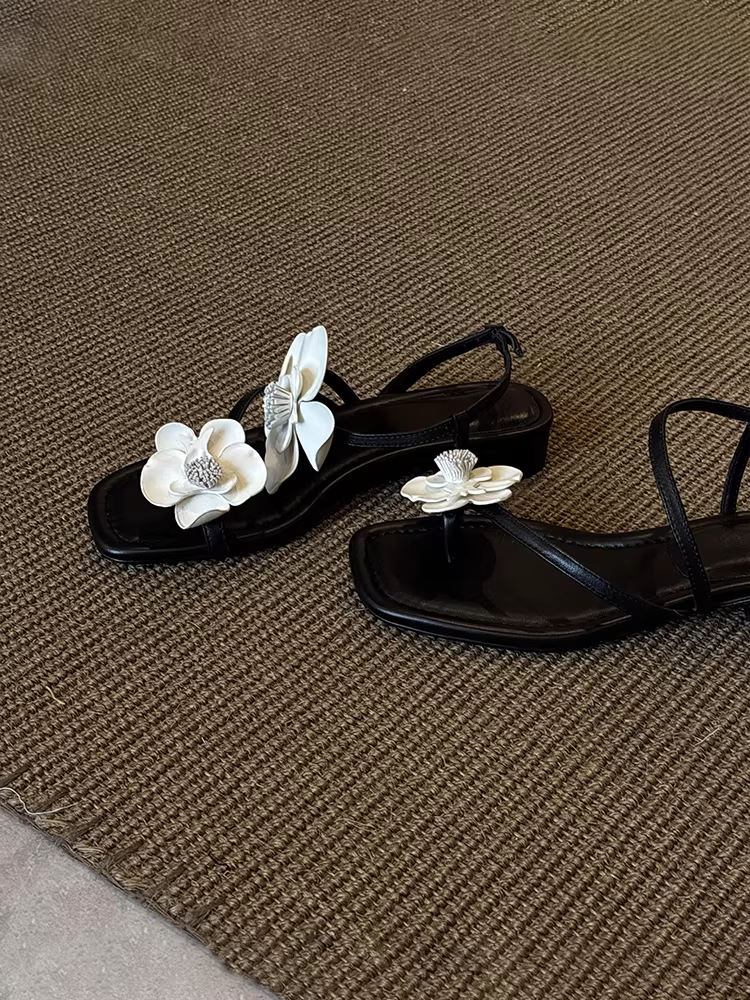 Phiên bản da cừu ~ Dép đế bằng họa tiết hoa màu đen dành cho nữ, phong cách đi nghỉ, mũi vuông, hở mũi, dép thời trang da thật đa năng