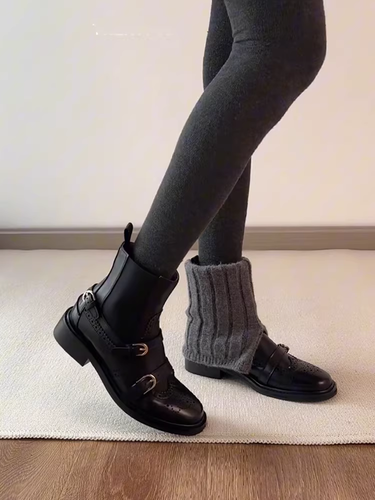 Phiên bản da bò ~ Giày Chelsea da thật thiết kế độc đáo, kiểu brogue chạm khắc, dành cho nữ, có khóa thắt lưng, gót thấp, kiểu dáng ôm chân.