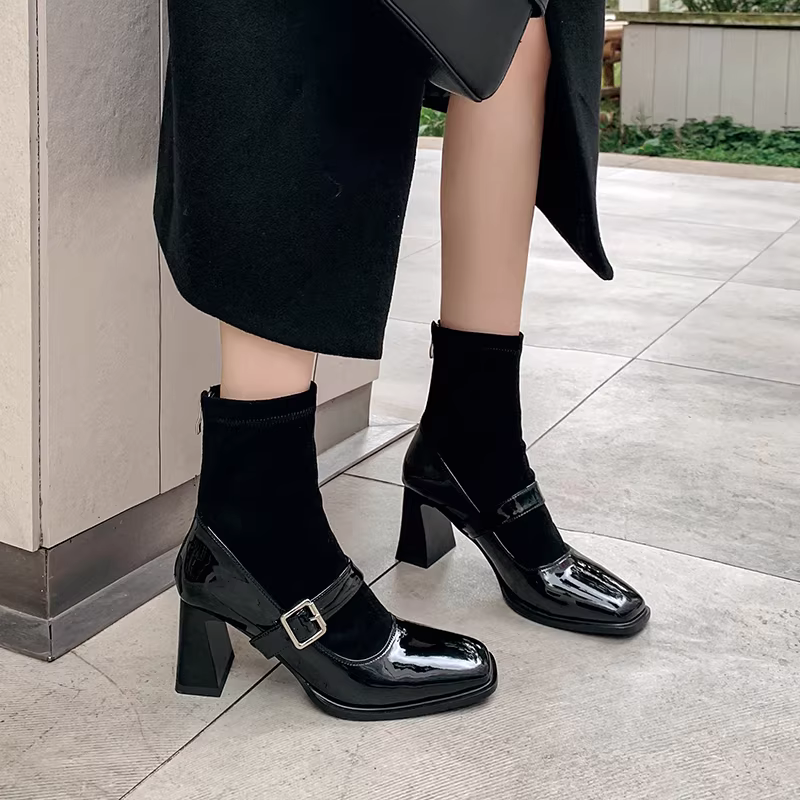 Pear Xiaoqi~ Giày bốt cao gót kiểu Pháp dành cho nữ, bốt da bóng màu đen, gót dày, bốt ngắn kiểu Mary Jane mũi vuông cổ điển.