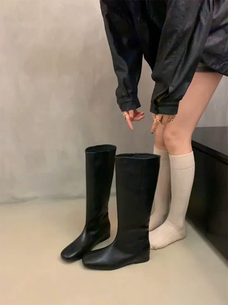 Phiên bản da bò ~ Giày bốt dài giảm béo bằng da thật đơn giản dành cho nữ, phong cách cổ điển với độ tăng chiều cao ẩn, mũi tròn, giày bốt cưỡi ngựa mỏng đa năng và thời trang.