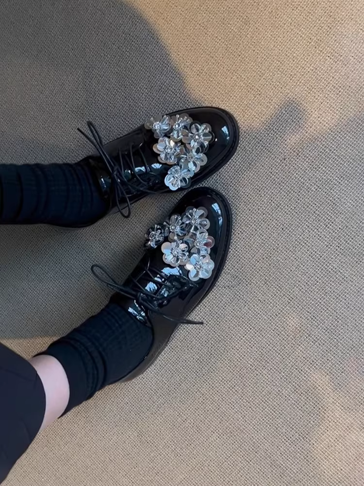 Phiên bản da cừu ~ Giày lười đa năng họa tiết hoa mới dành cho nữ, giày da bóng đế thấp phong cách Anh, giày da nhỏ buộc dây cổ sâu