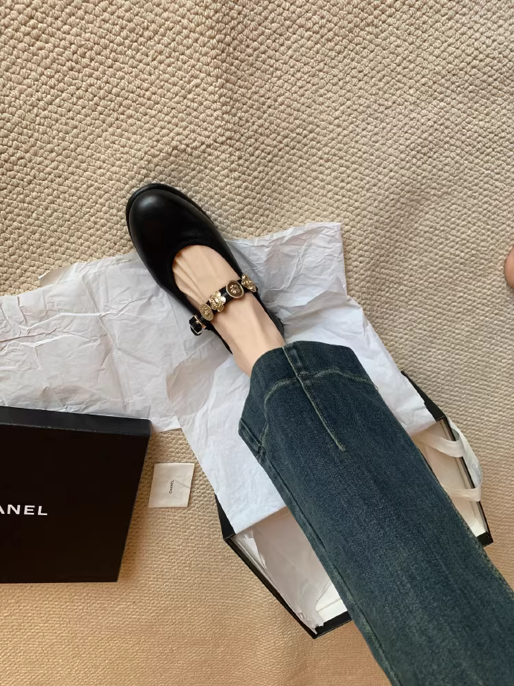 Phiên bản da cừu ~ Giày Mary Jane đế bằng phong cách cổ điển kiểu Pháp có dây đeo đơn nông có huy hiệu dành cho nữ