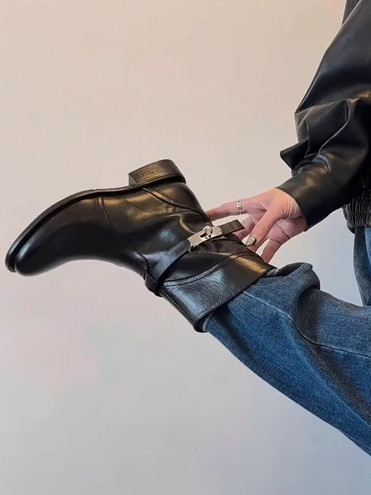 Phiên bản da bò ~ Giày bốt cao đến giữa bắp chân thời trang đa năng dành cho nữ, giày bốt đi làm đế thấp đa năng, da thật có khóa kim loại kiểu Anh, kiểu dáng thanh lịch