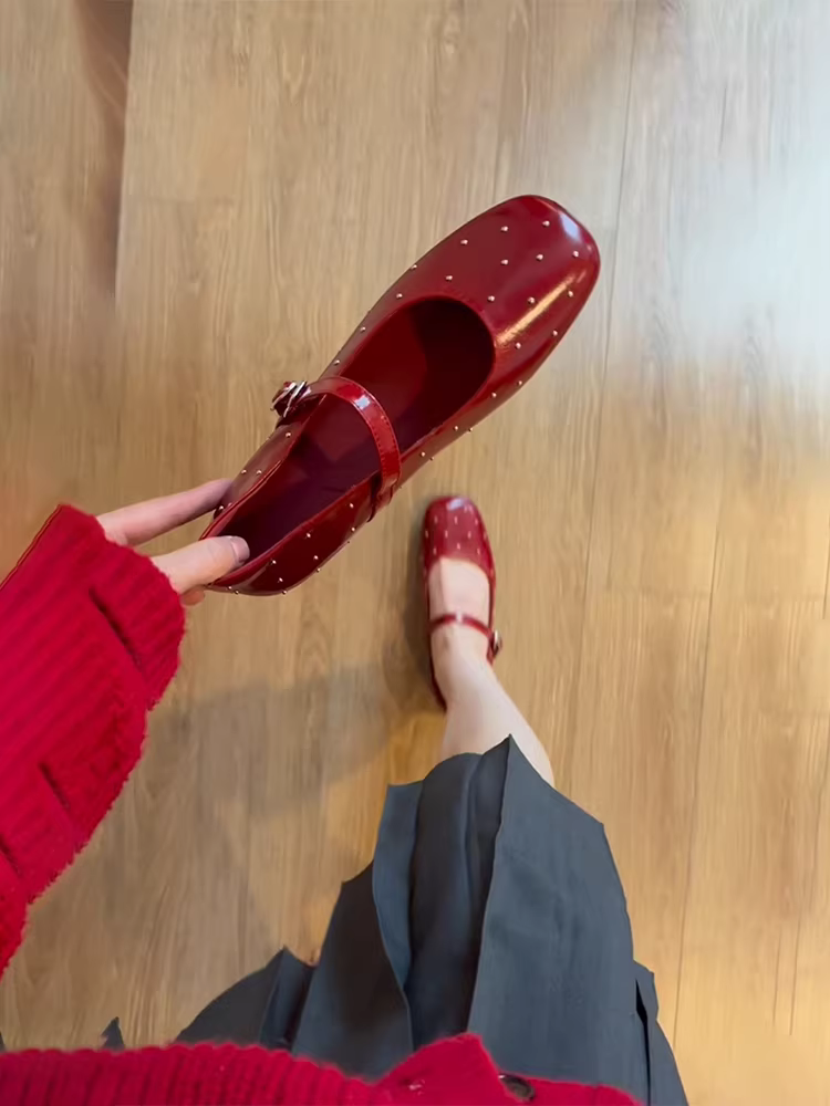 Phiên bản da cừu ~ Giày Mary Jane mũi vuông đính đinh màu đỏ dành cho nữ, kiểu dáng mới với khóa đơn, giày đế bằng cổ điển nông.