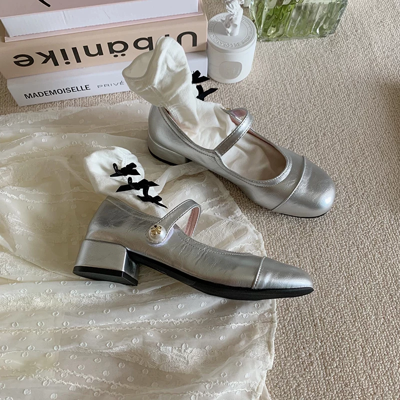 Pear Little Seven~ Giày Mary Jane gót trung bình phong cách Chanel dành cho nữ, giày đế bệt màu bạc có gót dày ngọc trai ngọt ngào