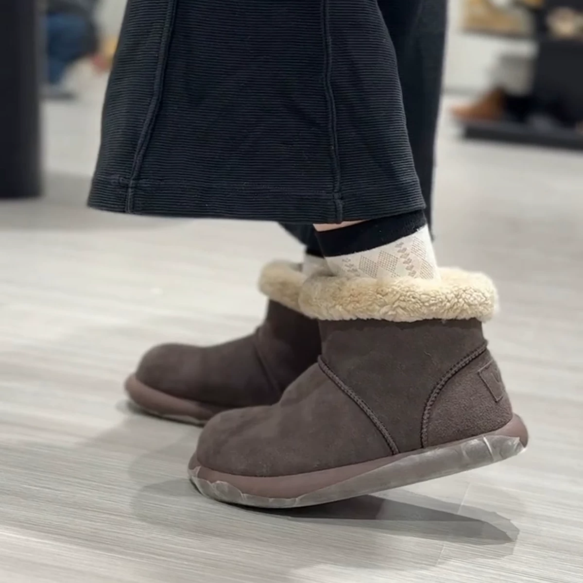 Phiên bản da bò ~ Giày bốt Birkenstock bằng da thật lót lông cừu dành cho nữ, giày bốt đi tuyết ấm áp bằng da lộn cổ điển, giày cotton đế dày kiểu Row.