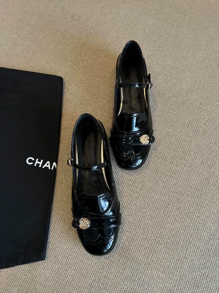 Giày Loafer Mary Jane kiểu Pháp màu đen mới, chất liệu da cừu, kiểu dáng hoa trà, dành cho nữ, có đế nâng chiều cao ẩn, mũi tròn, quai đơn.