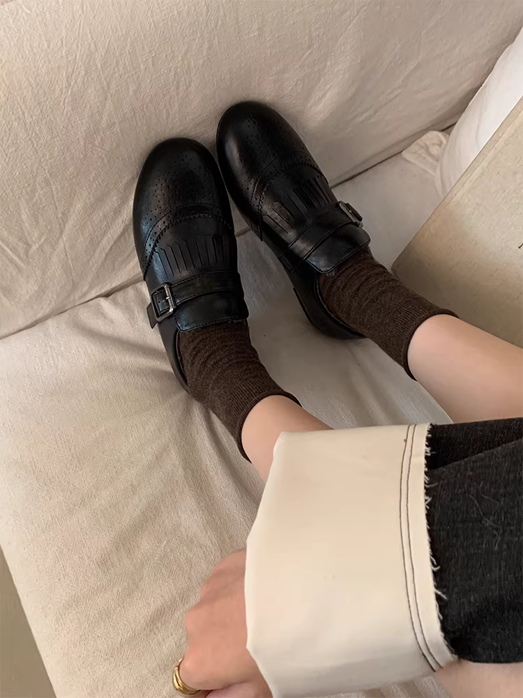 Phiên bản da cừu ~ Giày lười brogue tua rua thời trang dành cho nữ có khóa thắt lưng, mũi giày sâu, lót lông cừu, giày da đi làm kiểu lười