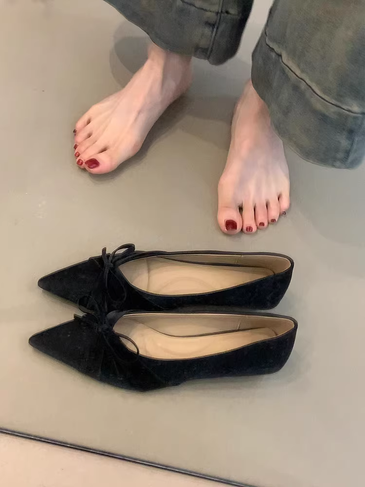 Phiên bản da cừu ~ giày đơn miệng nông đa năng dành cho nữ, mũi nhọn, giày bệt nơ thanh lịch, giày dạ hội bằng vải satin kiểu slip-on