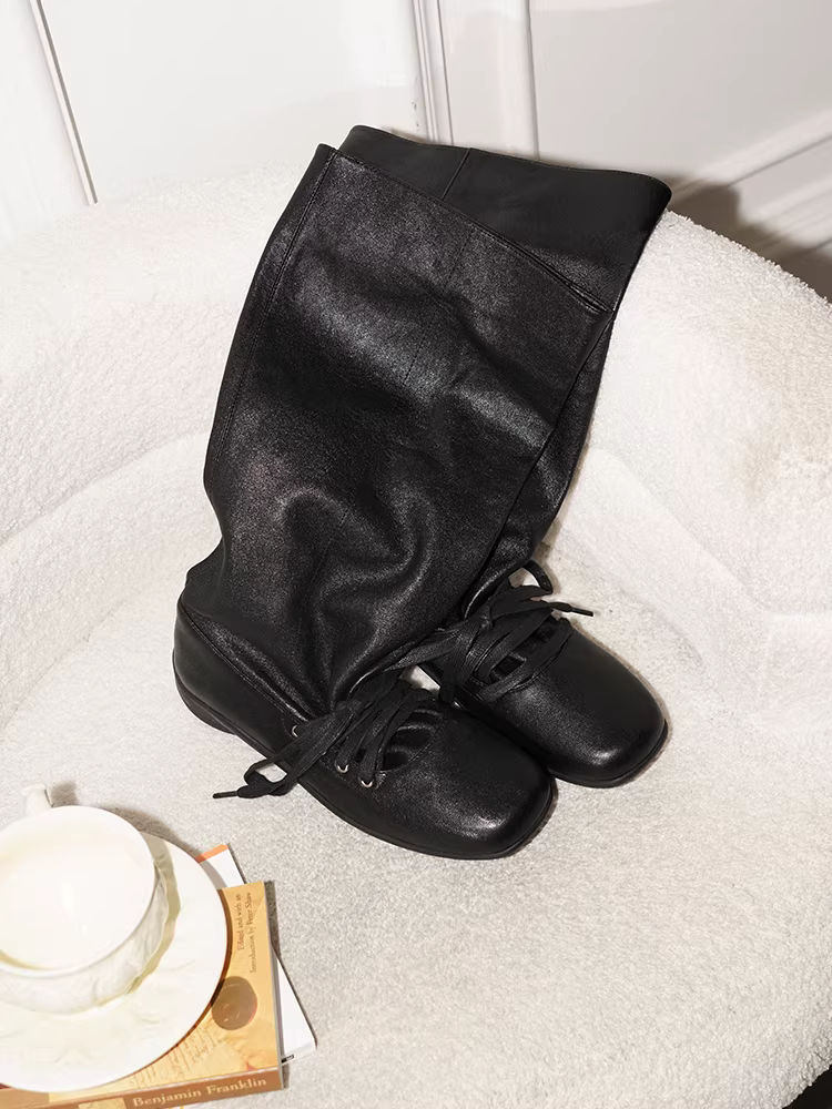 Pear Xiaoqi~ Giày bốt xếp ly kiểu cổ điển dành cho nữ, giày bốt thể thao đế bằng mũi tròn, giày bốt cưỡi ngựa bằng da thật có dây buộc độc đáo.