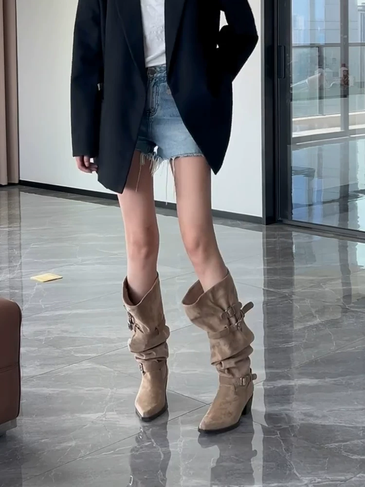 Phiên bản da bò ~ Giày bốt cưỡi ngựa ống rộng phong cách hot girl cổ điển dành cho nữ với mũi nhọn, khóa thắt lưng thời trang, gót dày và kiểu xếp ly.