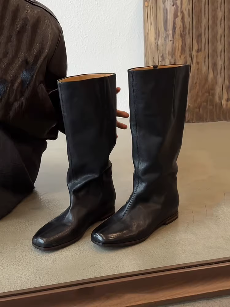 Phiên bản da bò~ Giày bốt cưỡi ngựa kiểu dáng độc đáo và hợp thời trang dành cho nữ, mũi vuông cổ điển, tôn dáng cho chân to, kiểu bốt cưỡi ngựa đế bằng.