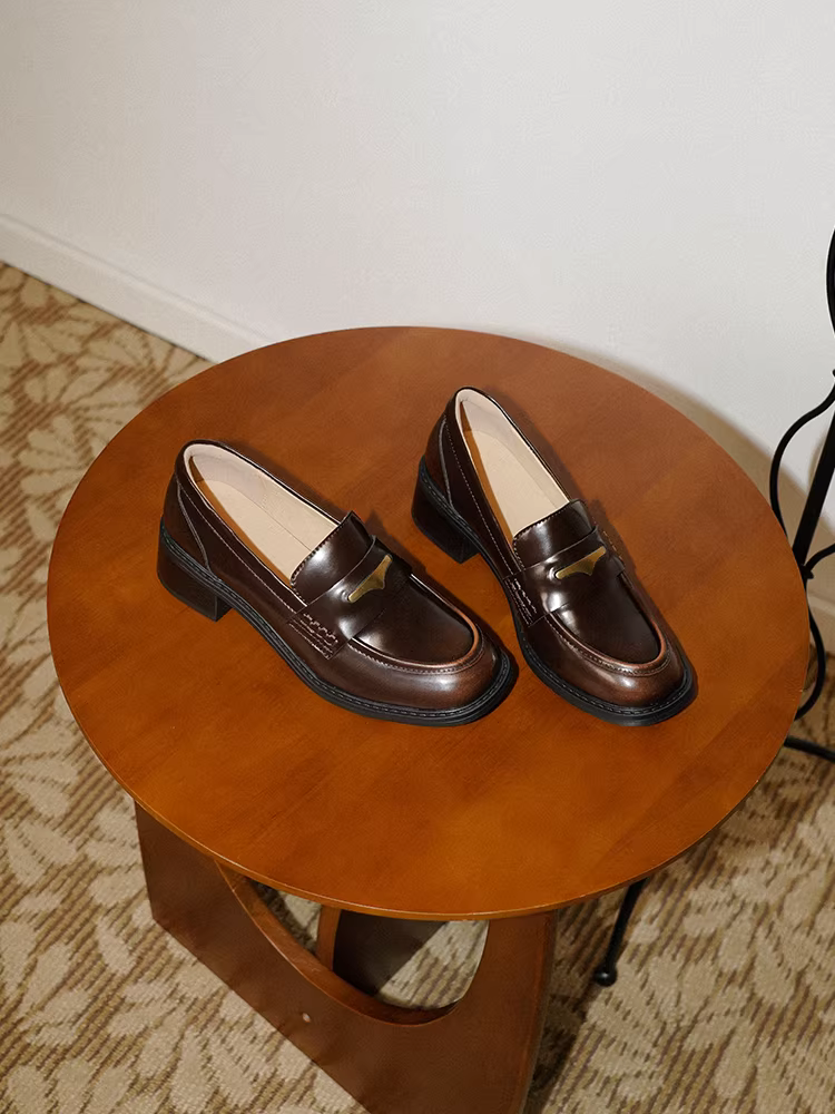 Pear Xiaoqi~ Giày da nhỏ kiểu Anh cổ điển, kiểu dáng đơn giản, dễ mang, dành cho nữ, màu sắc được đánh bóng, gót dày, kiểu dáng sinh viên.