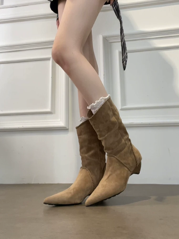 Phiên bản da bò ~ Giày bốt cao gót mũi nhọn kiểu phương Tây, phong cách giản dị và thanh lịch dành cho nữ, thiết kế đơn giản bằng da lộn cổ điển với kiểu dáng xếp ly ở giữa bắp chân