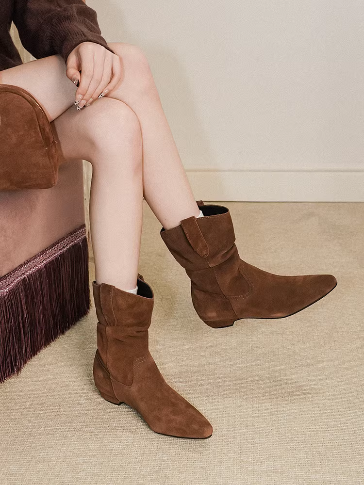 Pear Xiaoqi~ Giày bốt da lộn xếp ly kiểu dáng lười biếng mũi nhọn kiểu cổ điển dành cho nữ, giày bốt phương Tây đế thấp, thon gọn, đa năng, thanh lịch.