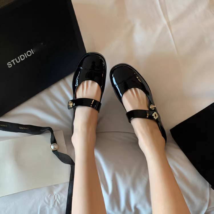 Phiên bản da cừu ~ Giày Mary Jane kiểu Chanel, giày đế bằng kiểu cổ điển Pháp, quai đơn, phối màu và gót dày dành cho nữ.