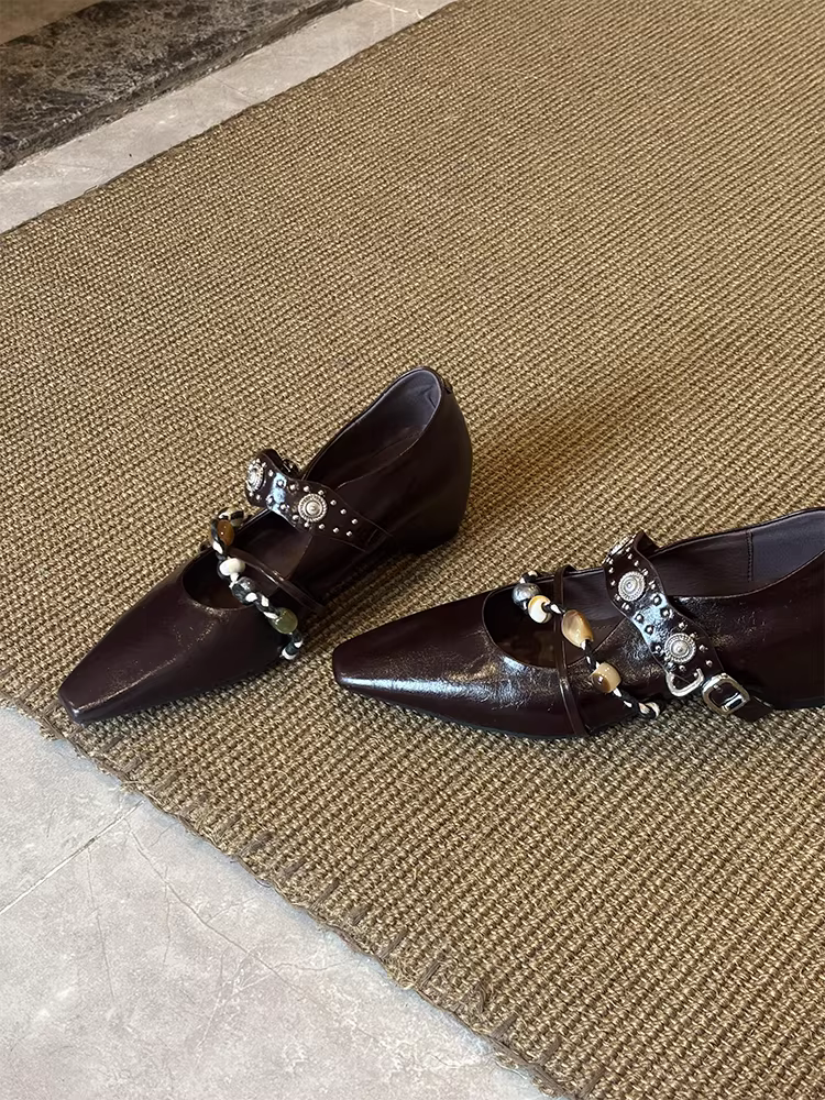 Phiên bản da cừu ~ Giày Mary Jane tăng chiều cao kiểu boho, thiết kế đinh tán độc đáo, mũi vuông, quai đơn dành cho nữ.