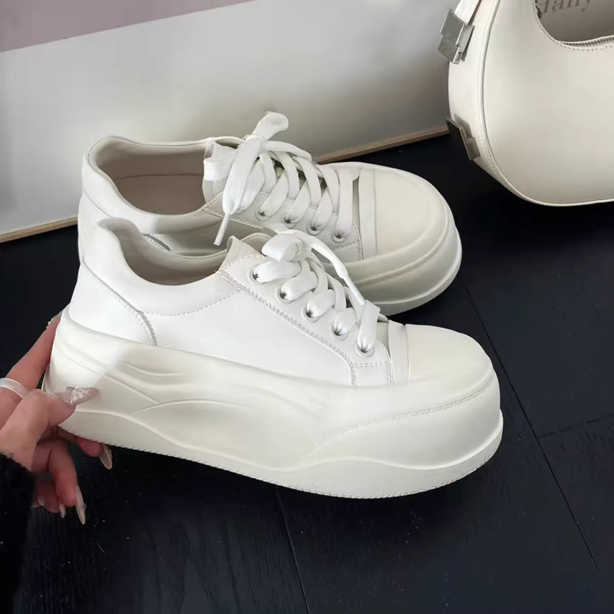 Phiên bản da cừu ~ Giày da thật đế dày tăng chiều cao kiểu retro dành cho nữ, giày trắng buộc dây đa năng, giày phiên bản thể thao mới