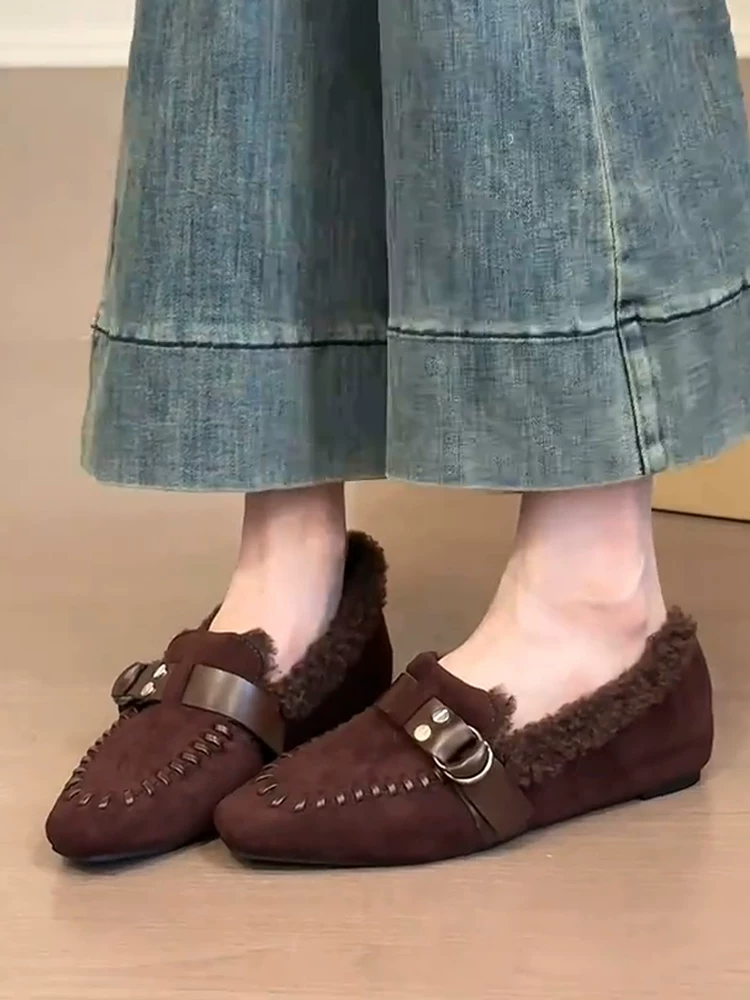 Phiên bản da cừu ~ giày lười da lộn thiết kế khóa thắt lưng cổ điển dành cho nữ, giày cotton thời trang có độ cao tăng chiều cao bên trong kiểu dệt mới