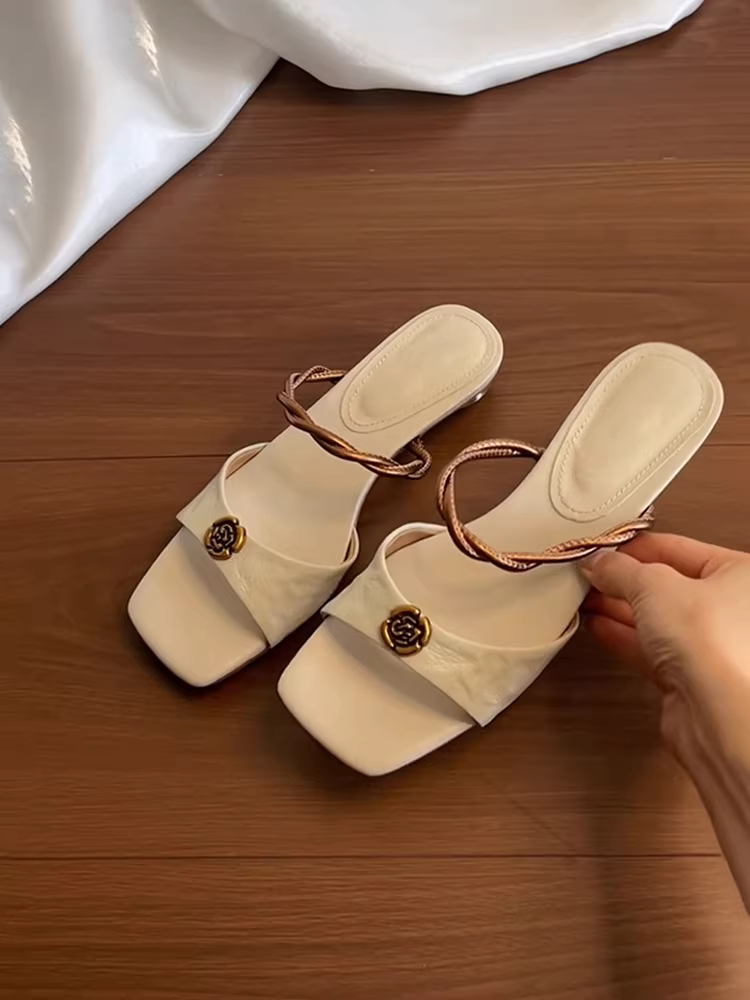 Phiên bản da cừu ~ Dép xỏ ngón da thật kiểu retro mới dành cho nữ, dép xỏ ngón đế thấp hoa trà đa năng, kiểu dáng mở mũi