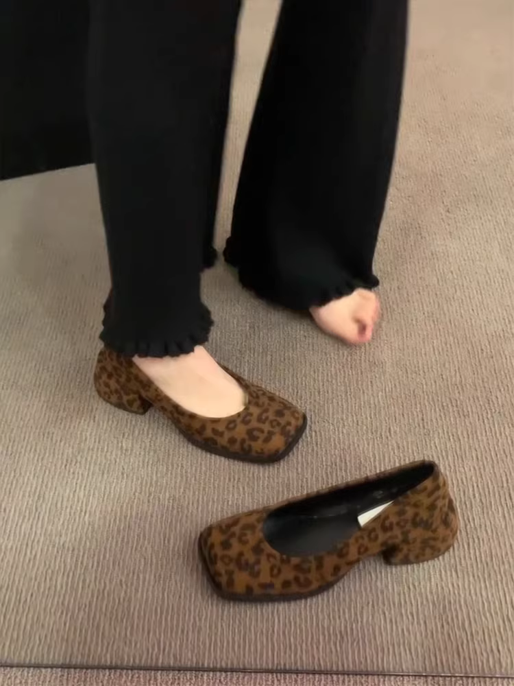 Giày Mary Jane nữ da lộn thật, kiểu dáng cổ điển, mũi vuông, gót thô, chất liệu da cừu, kiểu dáng Pháp, gót thấp, dễ mang.