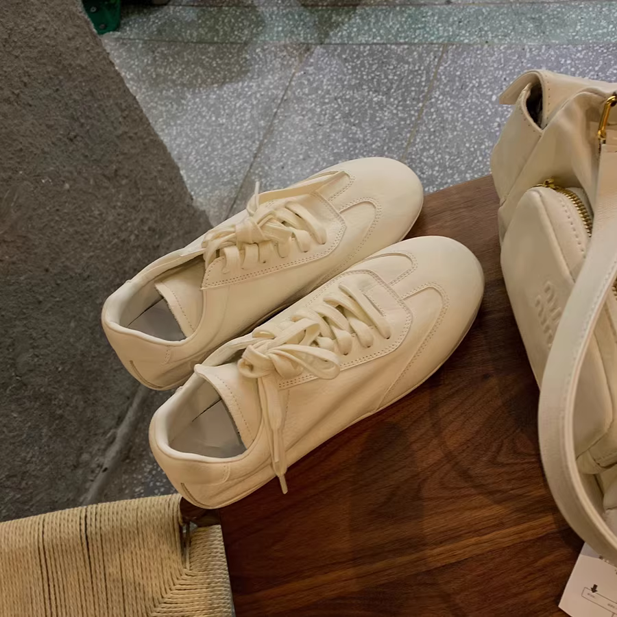 Phiên bản da bò ~ Giày tập luyện Đức màu trắng có dây buộc mũi tròn bằng da thật, giày thể thao màu trắng đế bằng dành cho nữ, giày thể thao thông thường phong cách đại học đa năng.