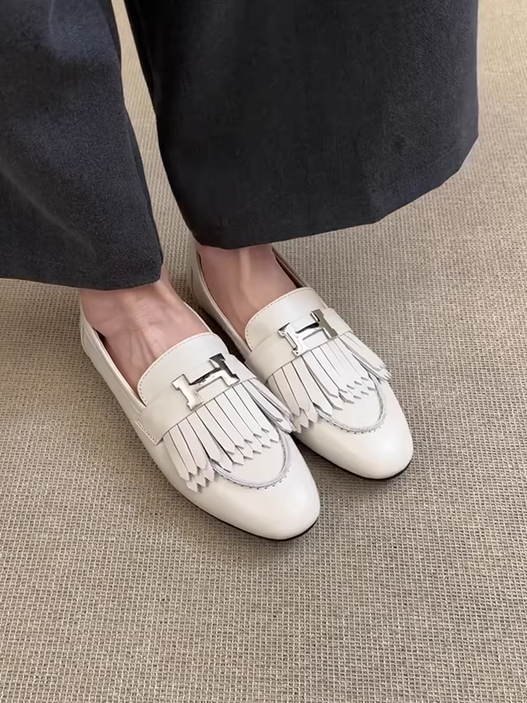 Phiên bản da cừu~ Giày lười màu trắng có khóa kim loại kiểu Pháp dành cho nữ, giày đế bằng để đi làm, giày da thật có tua rua.