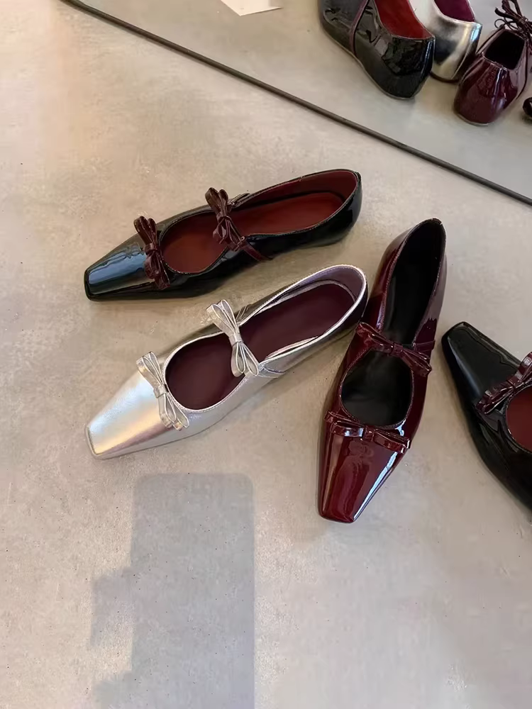 Phiên bản da cừu ~ Giày đơn kiểu Pháp tinh tế có nơ rỗng dành cho nữ, giày Mary Jane mũi vuông nhỏ đa năng, miệng nông, tăng chiều cao