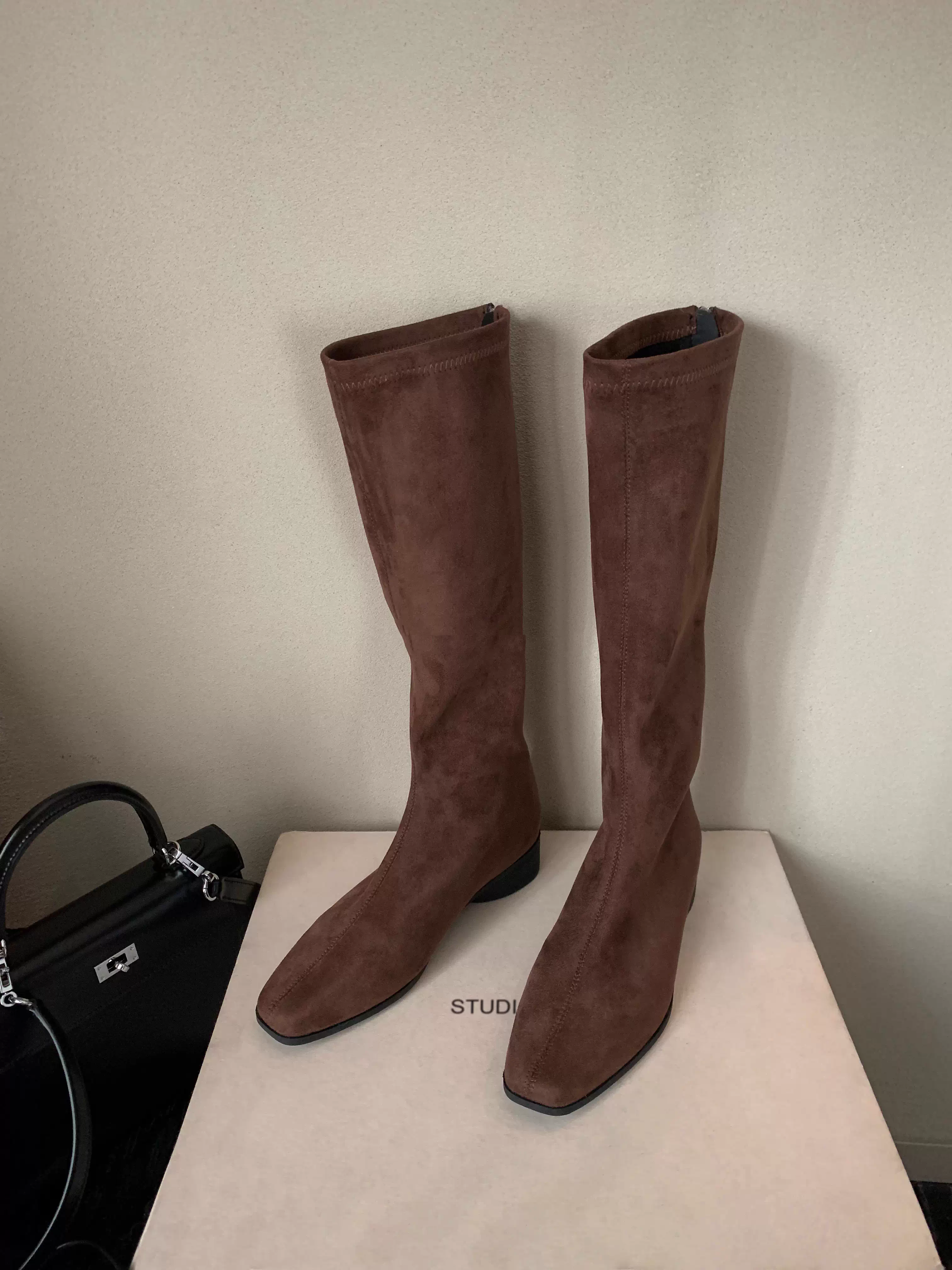 Phiên bản da bò ~ Giày bốt cao đến đầu gối bằng da lộn mũi vuông thời trang, đa năng, có khóa kéo phía sau, giúp thon gọn dáng người dành cho nữ, với gót dày kiểu boots cưỡi ngựa