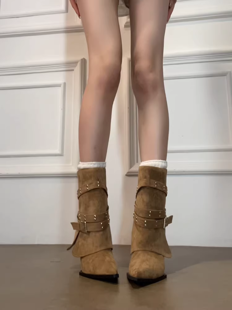 Phiên bản da bò ~ Giày bốt cổ chân nữ thời trang và hợp xu hướng với khóa thắt lưng, gót cao, mũi nhọn và đinh tán, kiểu dáng ôm chân.