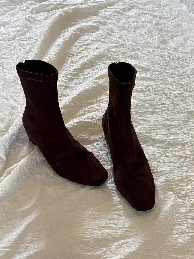 Phiên bản da bò ~ Giày bốt da lộn kiểu cổ điển, kiểu dáng đơn giản, ôm sát chân dành cho nữ, có khóa kéo phía sau, mũi vuông đơn giản, tăng chiều cao và làm thon gọn, kiểu bốt ngắn.