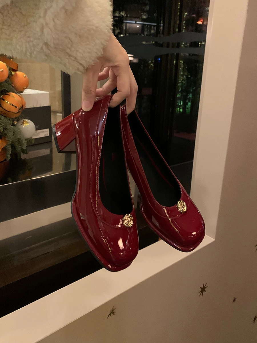 Phiên bản da cừu ~ Giày cao gót chunky kiểu Camellia dành cho nữ, phong cách Chanel, giày da bóng kiểu Pháp mới mùa xuân 2025, phối hợp với chân váy.