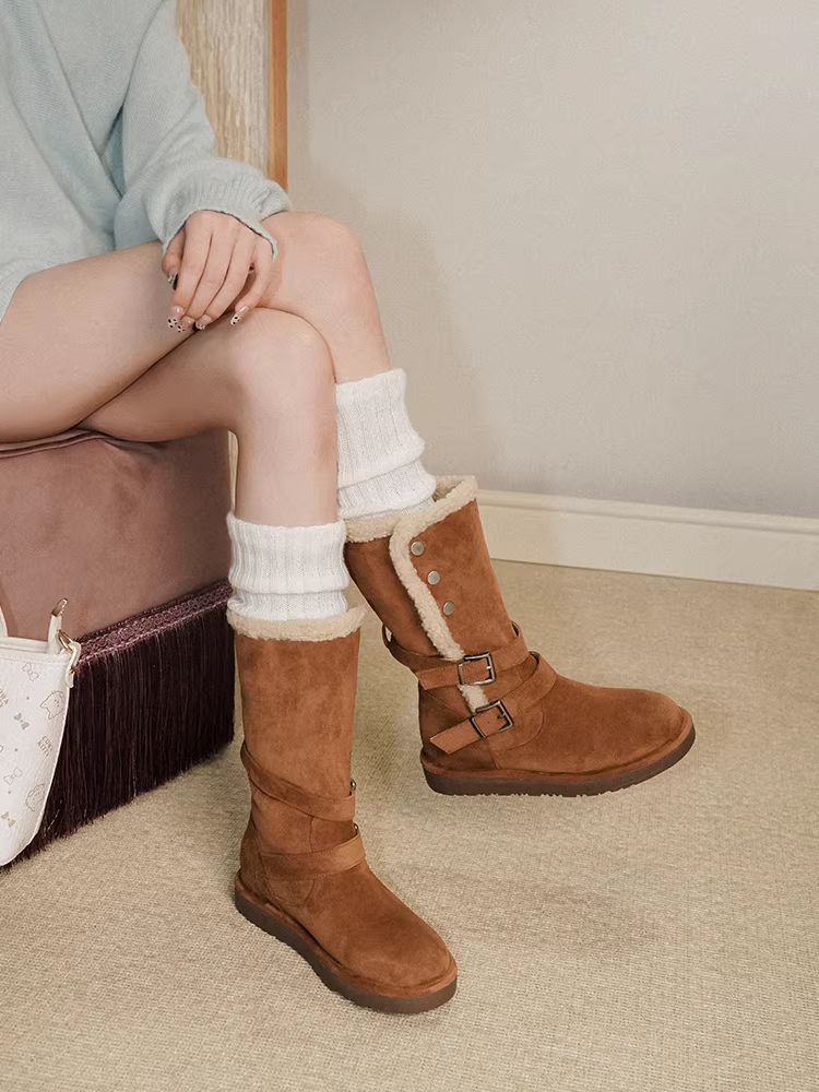 Pear Xiaoqi~ Giày bốt đi tuyết cổ điển bằng da lộn có khóa thắt lưng dành cho nữ, giày bốt cotton cao cấp có đế dày đa năng thời trang sang trọng