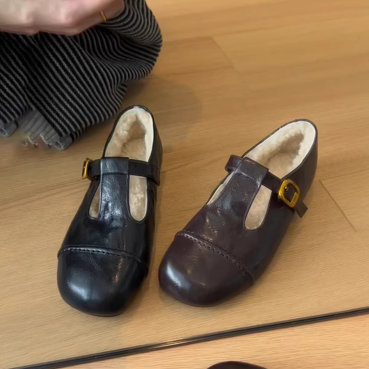 Pear Xiaoqi~ Giày lười nữ da thật có lót lông cừu, kiểu dáng Anh, giày đế dày ấm áp cho mùa đông.