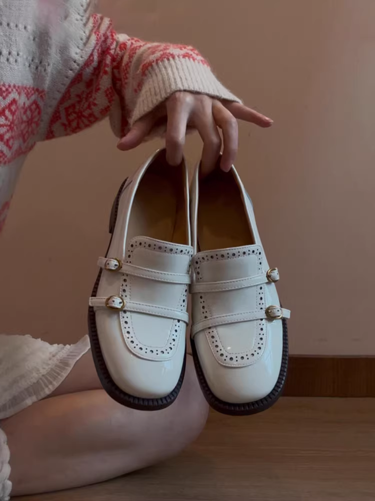 Phiên bản da cừu ~ Giày đế thấp có khóa da chạm khắc dành cho nữ, giày da nhỏ mũi tròn phong cách Anh, giày lười da thật