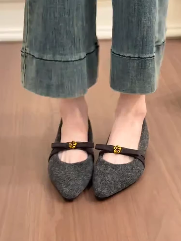 Phiên bản da cừu ~ Giày Mary Jane quai đơn cao cấp màu xám kiểu Pháp có hoa trà và nơ, giày đế bằng thon gọn dành cho nữ