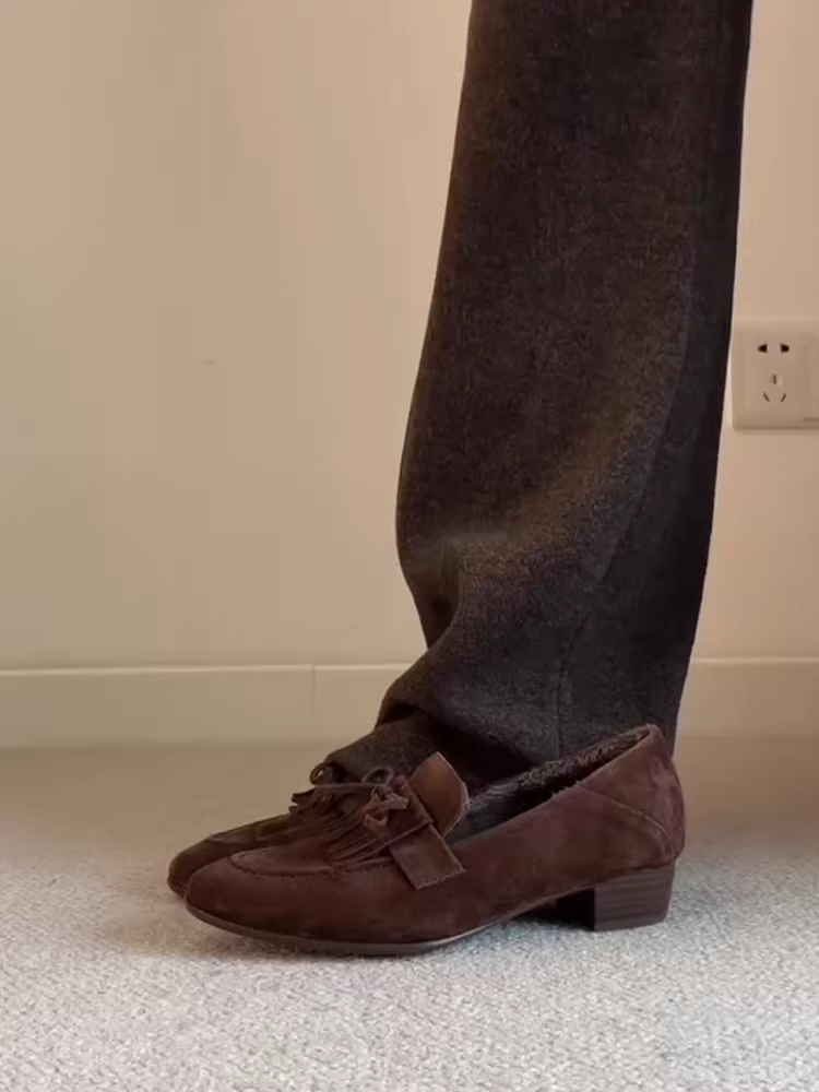 Phiên bản da cừu ~ Giày lười da lộn tua rua cổ điển dành cho nữ, gót dày đa năng, mũi tròn, tôn dáng, giày da nhỏ lót lông cừu