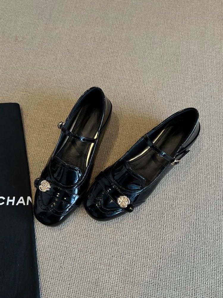 Giày Loafer Mary Jane kiểu Pháp màu đen mới, chất liệu da cừu, kiểu dáng hoa trà, dành cho nữ, có đế nâng chiều cao ẩn, mũi tròn, quai đơn.