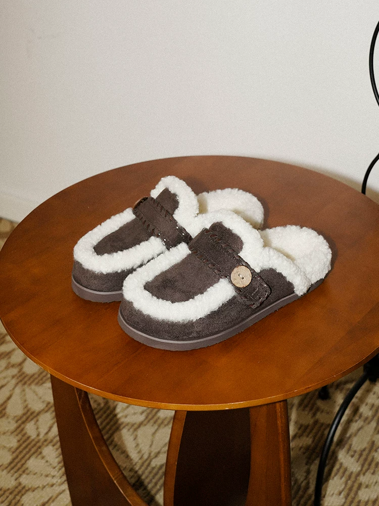Pear Xiaoqi~ Giày kiểu Birkenstock mũi tròn mới dành cho nữ, chất liệu da lộn cổ điển được thêm lớp lông cừu để giữ ấm, giày đế dày kín mũi kiểu niche.